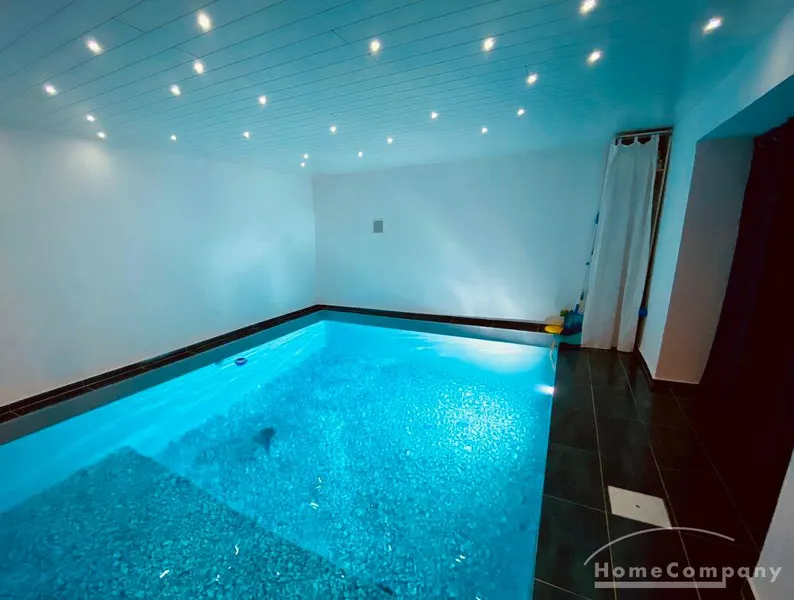 Außergewöhnlicher Designer-Bungalow mit Indoor-Pool, Heimkino & Smart-Home in ruhiger Naturlage
