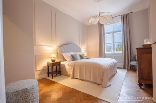 ***Klassische Eleganz in vollendeter Form – stilvoll sanierte Altbauwohnung mit Balkon in Bestlage Altbogenhausen