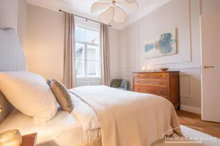 ***Klassische Eleganz in vollendeter Form – stilvoll sanierte Altbauwohnung mit Balkon in Bestlage Altbogenhausen
