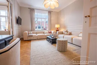 ***Klassische Eleganz in vollendeter Form – stilvoll sanierte Altbauwohnung mit Balkon in Bestlage Altbogenhausen