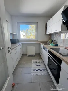 Modern möblierte 2,5-Zimmer-Wohnung mit Balkon