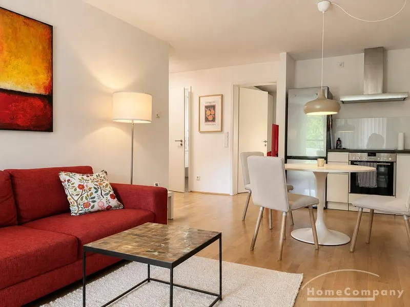Hochwertig möblierte 2-Zimmer-Wohnung mit Balkon