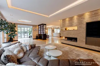 ***Exklusive, vollmöblierte Maisonette mit privatem Garten, Sauna & fünf Tiefgaragenstellplätzen