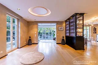 ***Exklusive, vollmöblierte Maisonette mit privatem Garten, Sauna & fünf Tiefgaragenstellplätzen