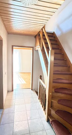 Flur mit Treppe EG