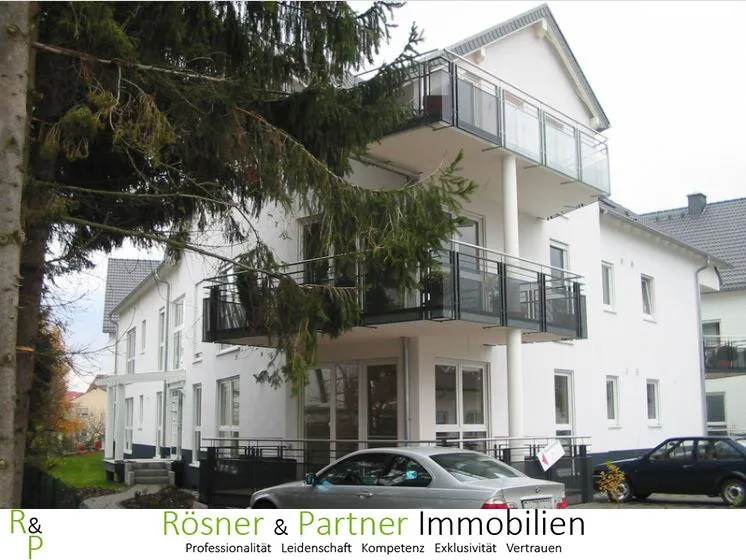 *Moderne 3-Zimmer Wohnung mit kleinem Garten und PKW-Stellplatz!*