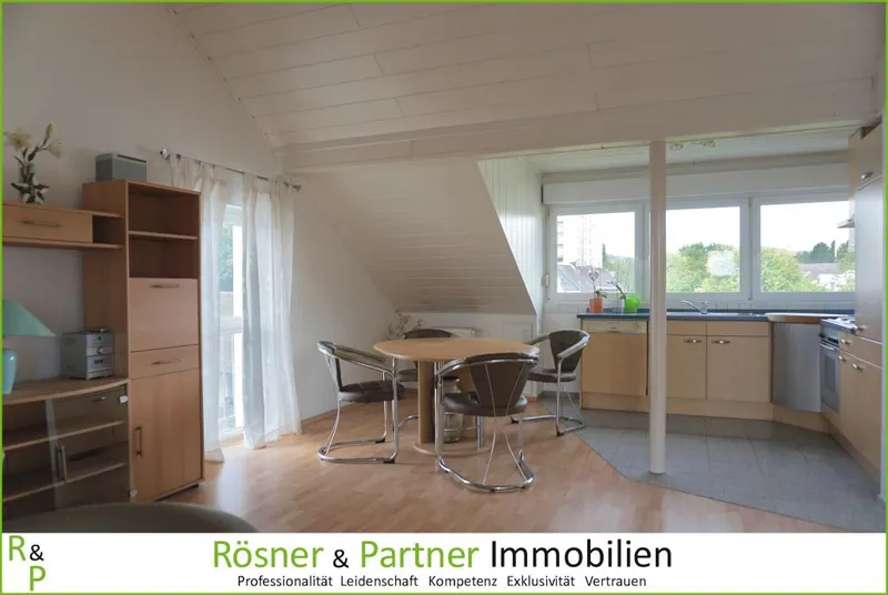 *Helle 2-Zi-Dachgeschosswohnung in gepflegter Wohneinheit*