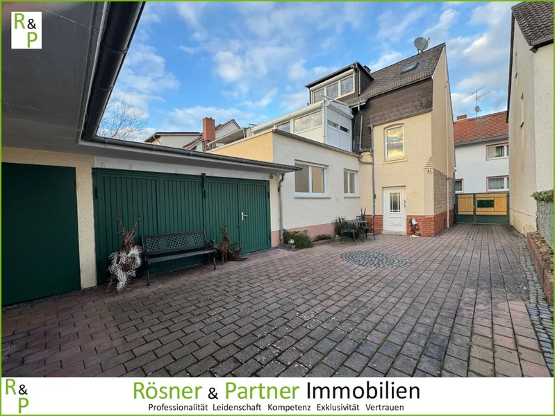 *Zwei Generationen unter einem Dach – gepflegtes Haus mit Innenhof und Nebengebäuden*