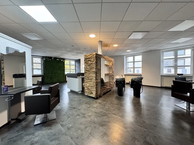 Moderner Friseursalon / Ladenlokal / Büro / Praxis in guter Lage von Kriftel zu vermieten!