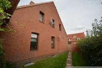 Giebelseite des Mehrfamilienhauses