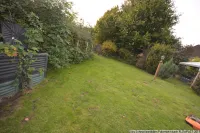 Rückwärtige Gartenfläche hinter dem MFH