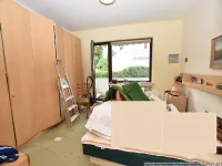 Rückwärtiger Raum mit Balkonzugang