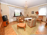 Helles Wohnzimmer mit Parkettboden
