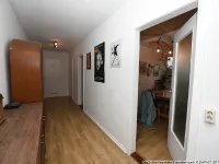 Großer Flur mit praktischer Verteilerfunktion