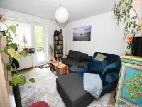 Wohnzimmer mit Zugang zum Balkon