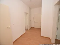 Geräumiger Flur mit Einbauschrank