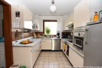 Helle Küche der kurzen Wege