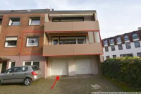 Rückwärtige Ansicht mit Garage