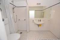 Barrierefreies Duschbad mit Waschmaschinenplatz