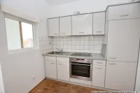 Helle Küche mit Fenster