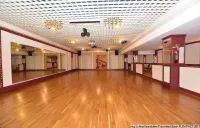 Tanzsaal im Untergeschoss mt Sitzgelegenheit