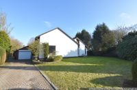 Vorderansicht mit Garagenzufahrt