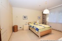 Schlafzimmer im Erdgeschoss mit Einbauschrank