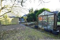 Gewächshaus und Schuppen im Garten