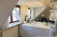 Geräumiges Badezimmer