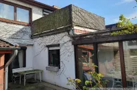 Hintere Ansicht mit Dachterrasse