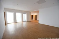 Mit Blick in die geschützte Innenterrasse