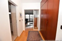 Flur mit großem Einbauschrank