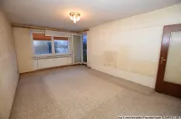 Wohnzimmer mit rückwärtiger Loggia