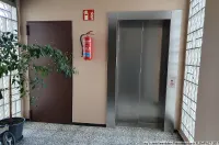 Fahrstuhl im gepflegten Treppenhaus