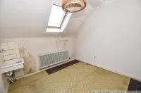 Rückwärtiger Raum im Obergeschoss mit Waschbecken