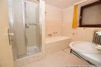 Bad mit Lichtschacht-Fenster im Kellergeschoss