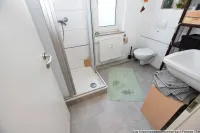 Modernes Duschbad (exemplarisch)