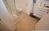 Modernes Duschbad mit Fenster