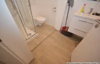 Modernes Duschbad mit Fenster