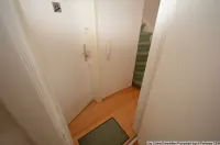 Hier entlang in den Spitzboden