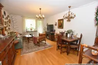 Wohnzimmer mit Zugang zum Balkon