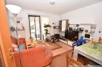 Wohnbereich mit Zugang zum Balkon