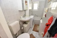 Badezimmer mit Fenster
