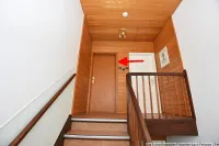 Warm getäfelter Wohnungseingansgsbereich
