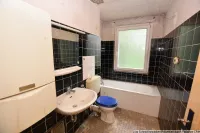 Wannenbad mit Fenster und Gastherme