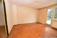 Wohnzimmer mit Balkonzugang