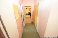 Flur mit hohem Einbauschrank