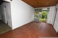Helle Essdiele mit Gartentür