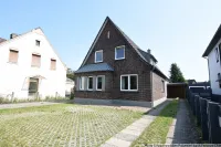 Ruhiges Dreifamilienhaus mit eigenem Carport