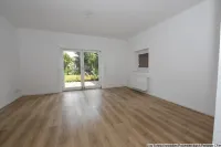 Wohn-Essküche mit Blick in den eigenen Garten